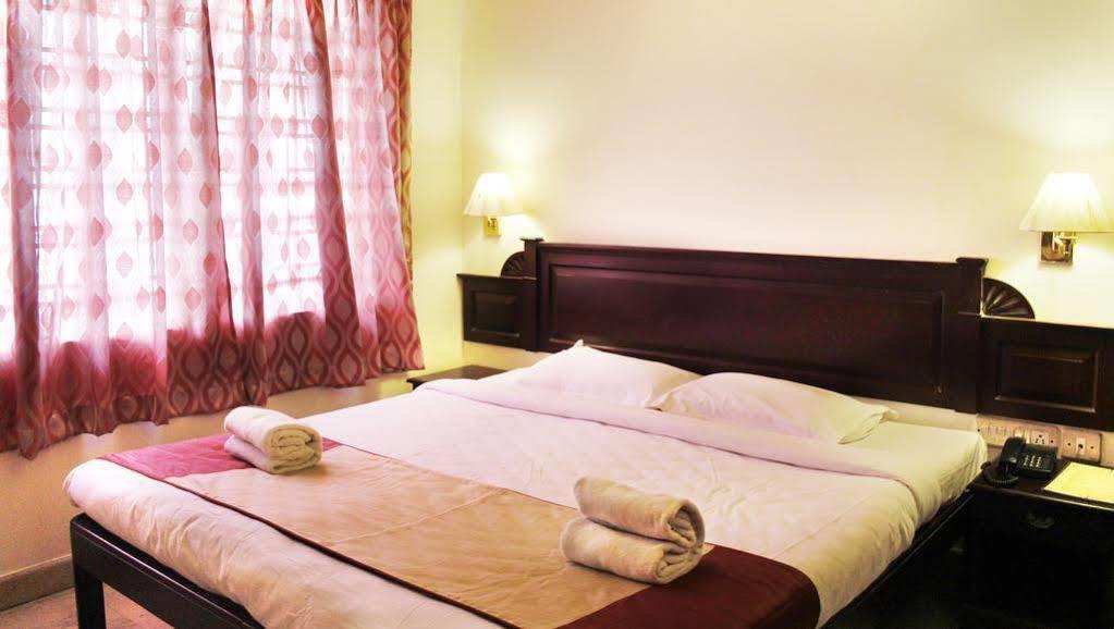 Hotel Archana Inn Kochi Екстер'єр фото